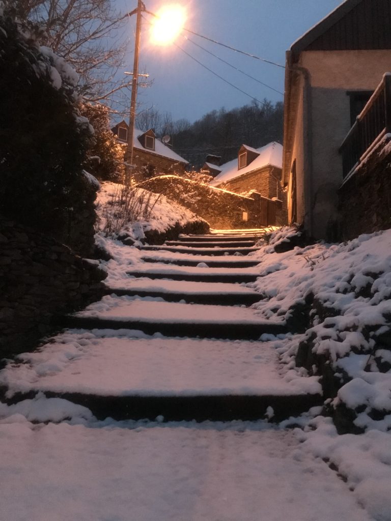Rue piétonne Melles sous la neige