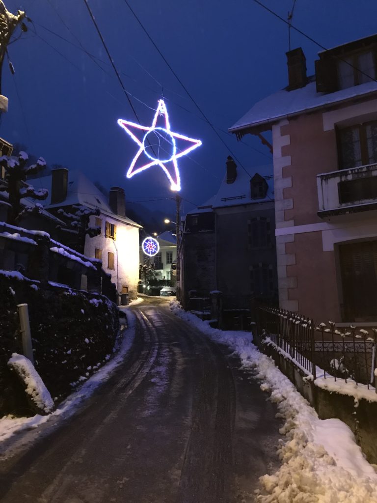 Vers la mairie de Melles sous la neige