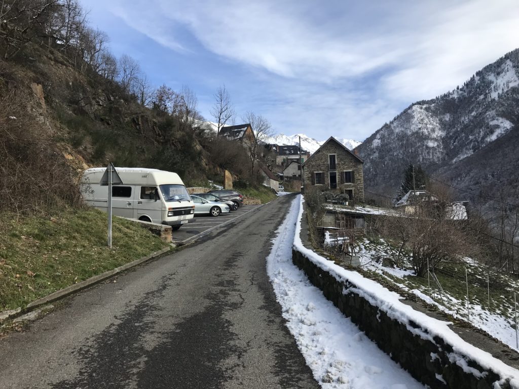 Parking à l'entrée du village de Melles