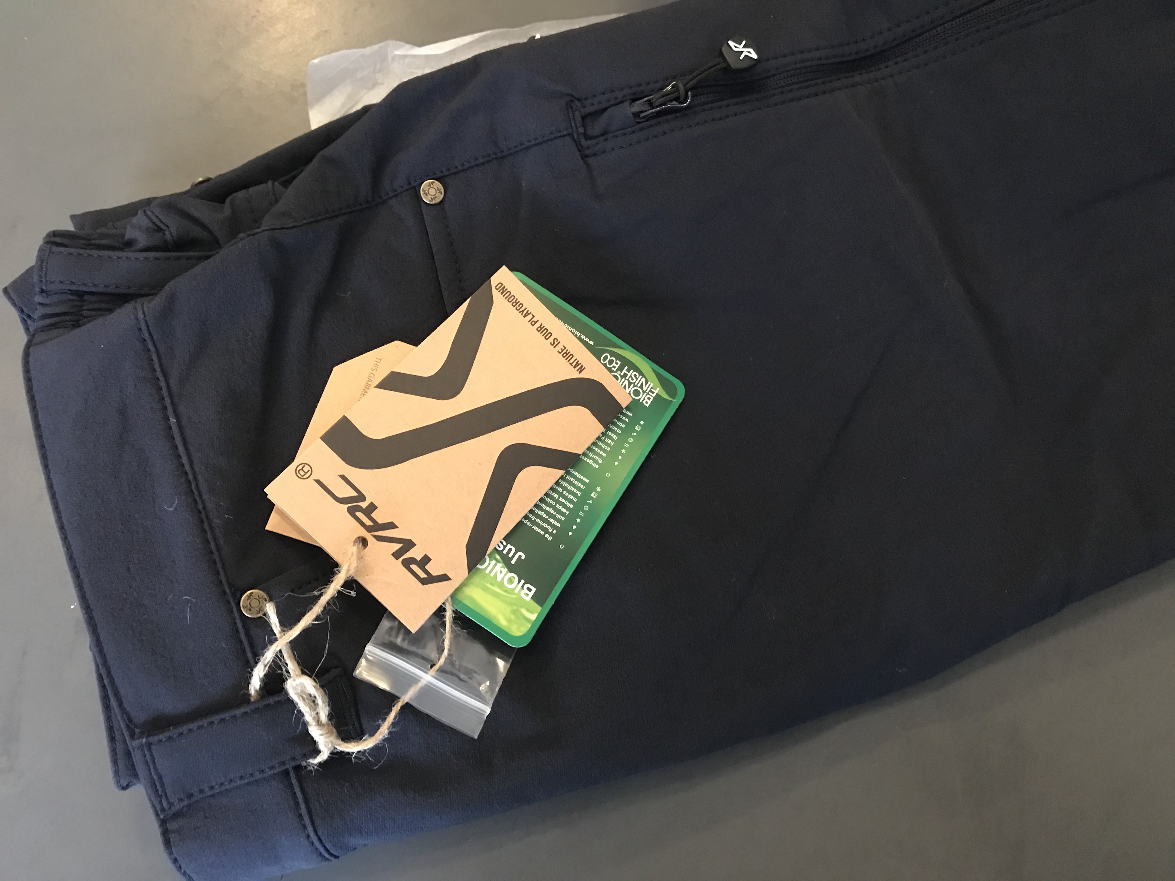 Avis RVRC et le pantalon jean Adrenaline Outdoor Jeans tout terrain de Revolution Race