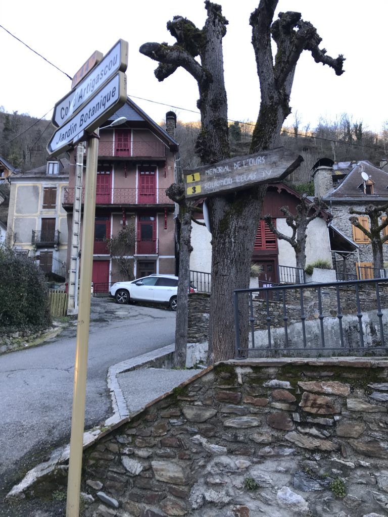 Départ randonnée Melles Mairie