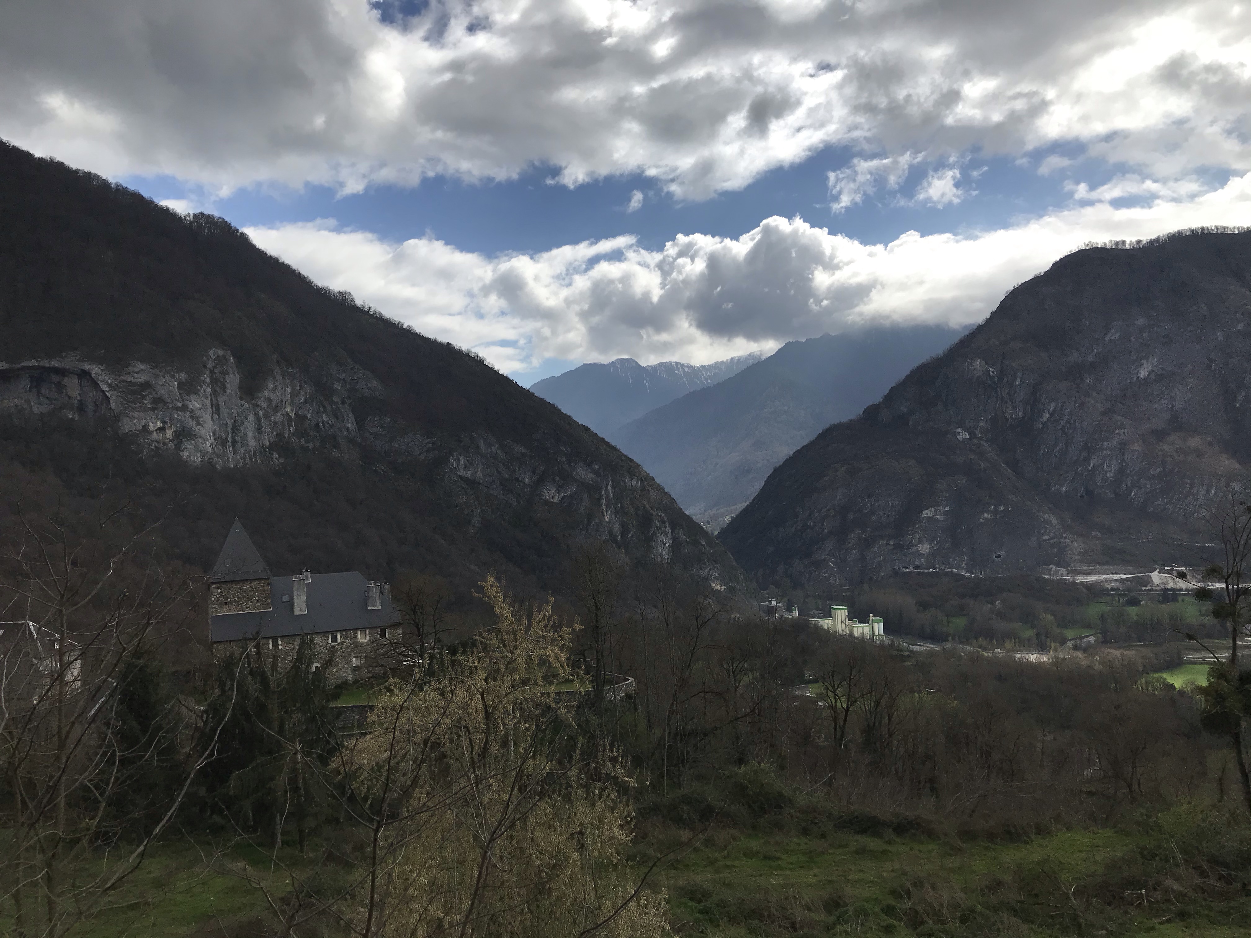 Découvrez le village de Bezins-Garraux au pied du Pic du Gar