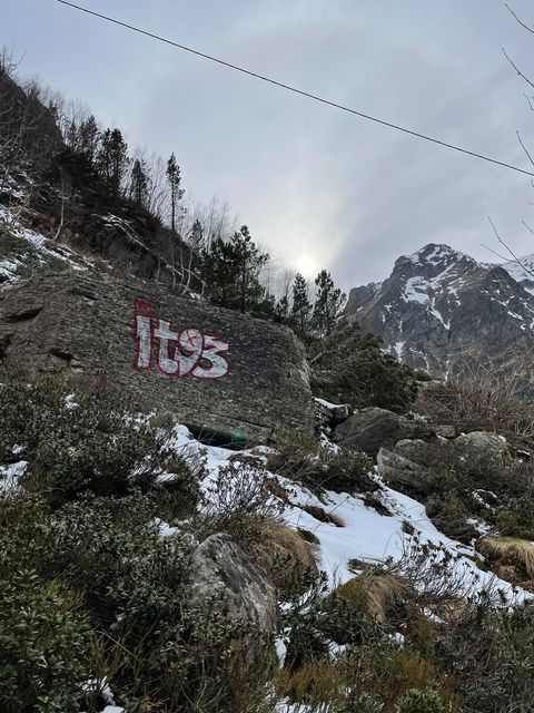 Des supporters du TFC (et leurs tags) sur la montée au lac d'Ôo