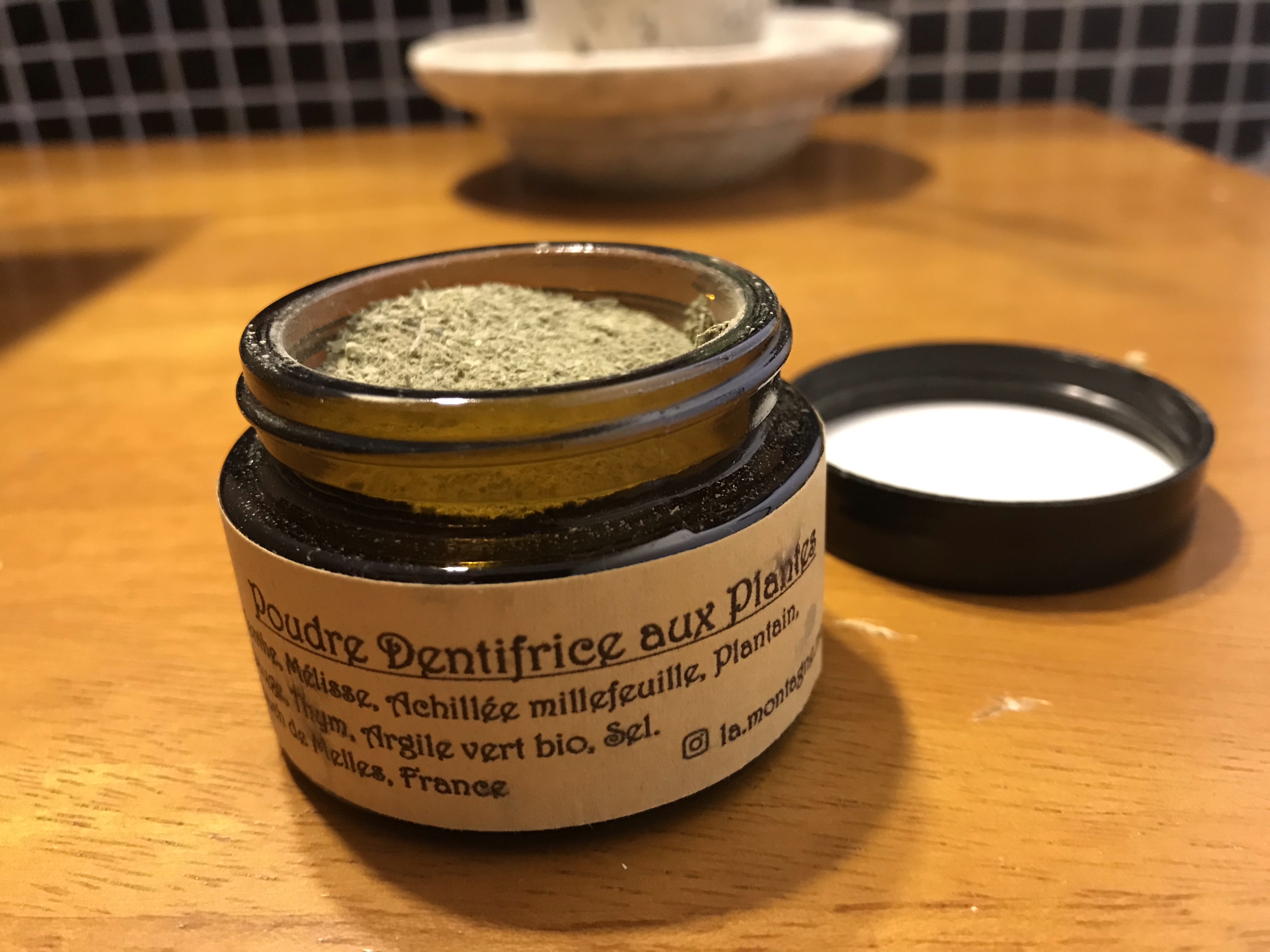 Le dentifrice en poudre aux plantes de La Montagne Magique