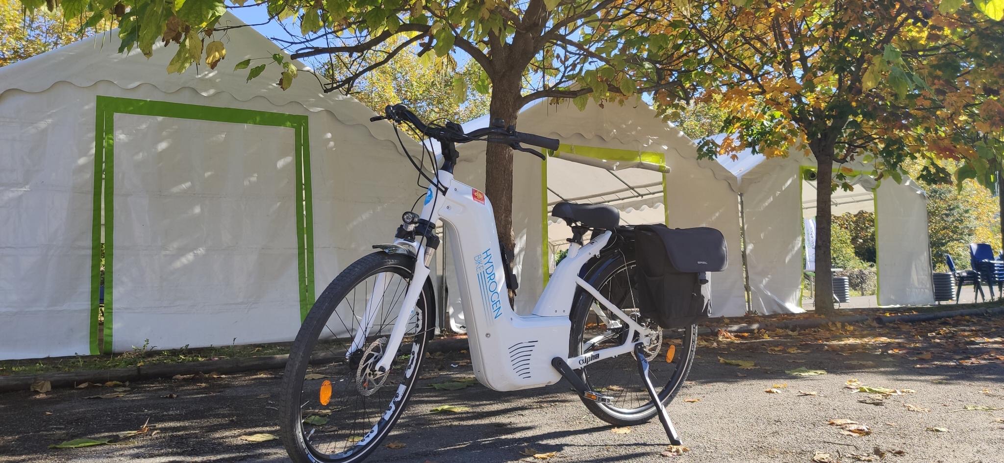 Un train et des vélos à hydrogène en gare de Loures-Barousse et Luchon