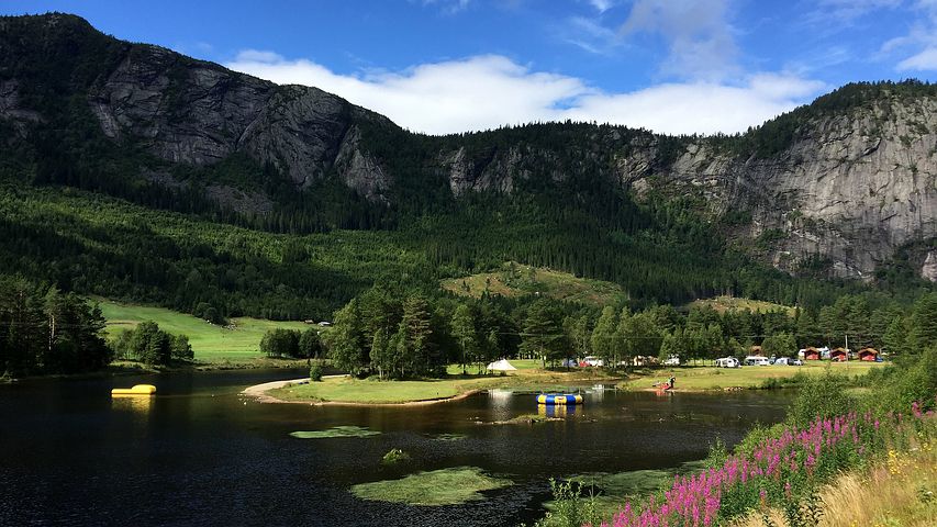 Camper au bord d'un lac pour profiter de la nature