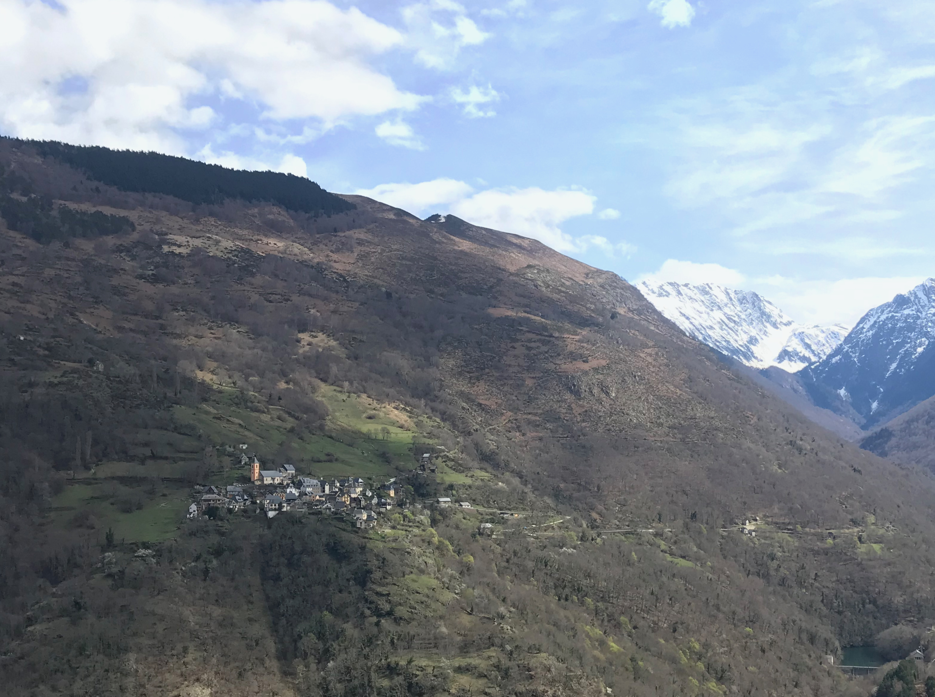 Le village de Canejan perché au bout du Val d'Aran