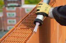 Comment bien choisir sa brique en autoconstruction RE2020 ?