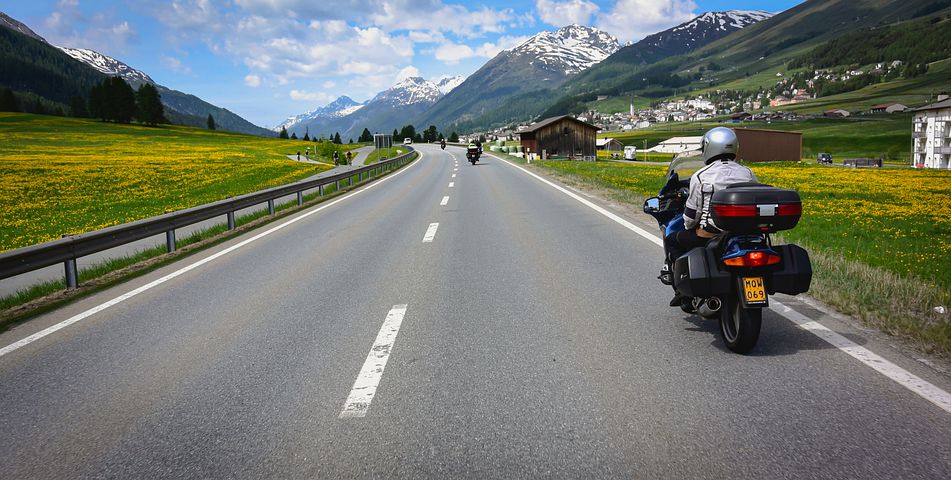 Quels équipements pour la moto en montagne ?