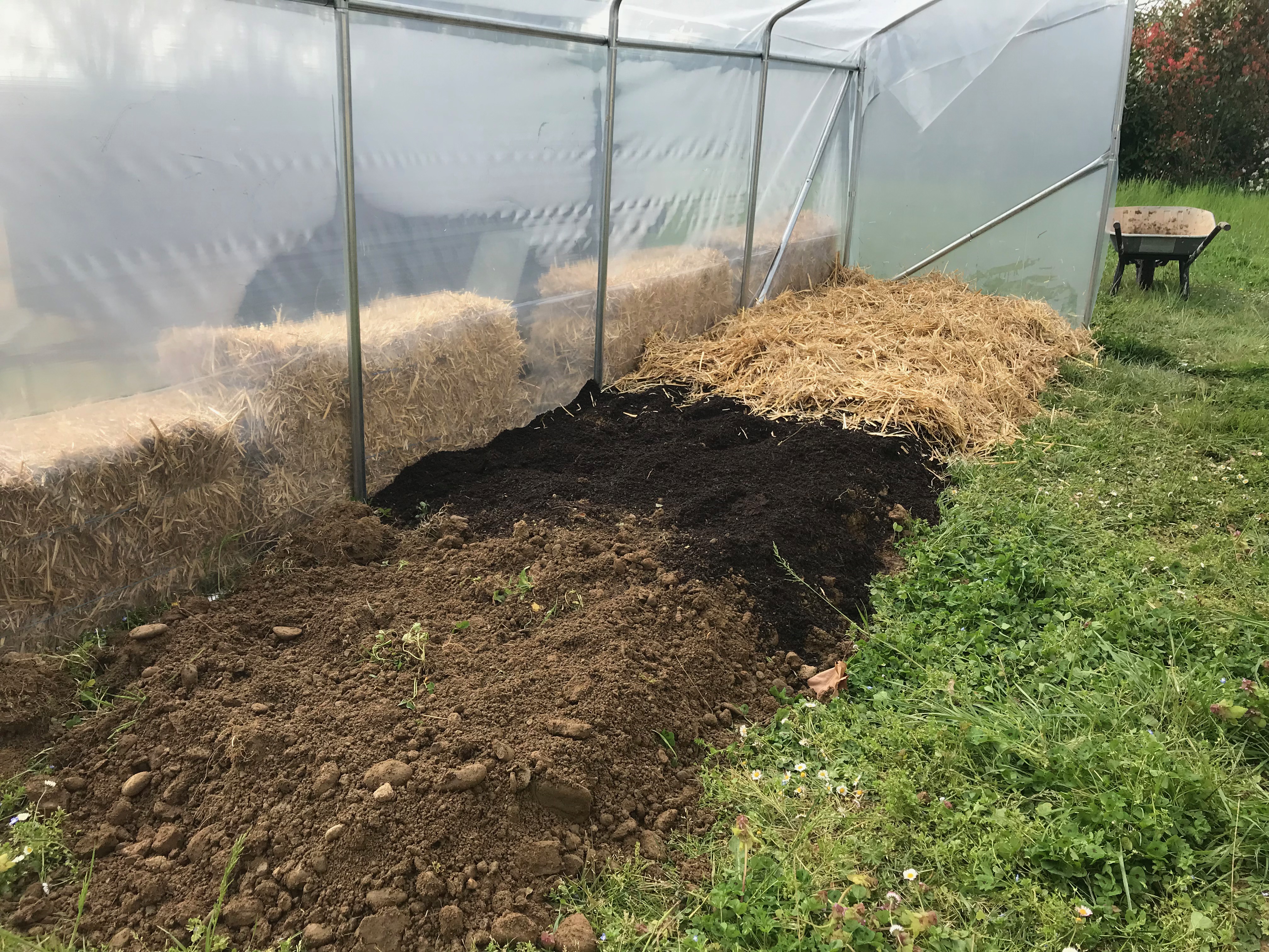 Préparation du sol sous serre
