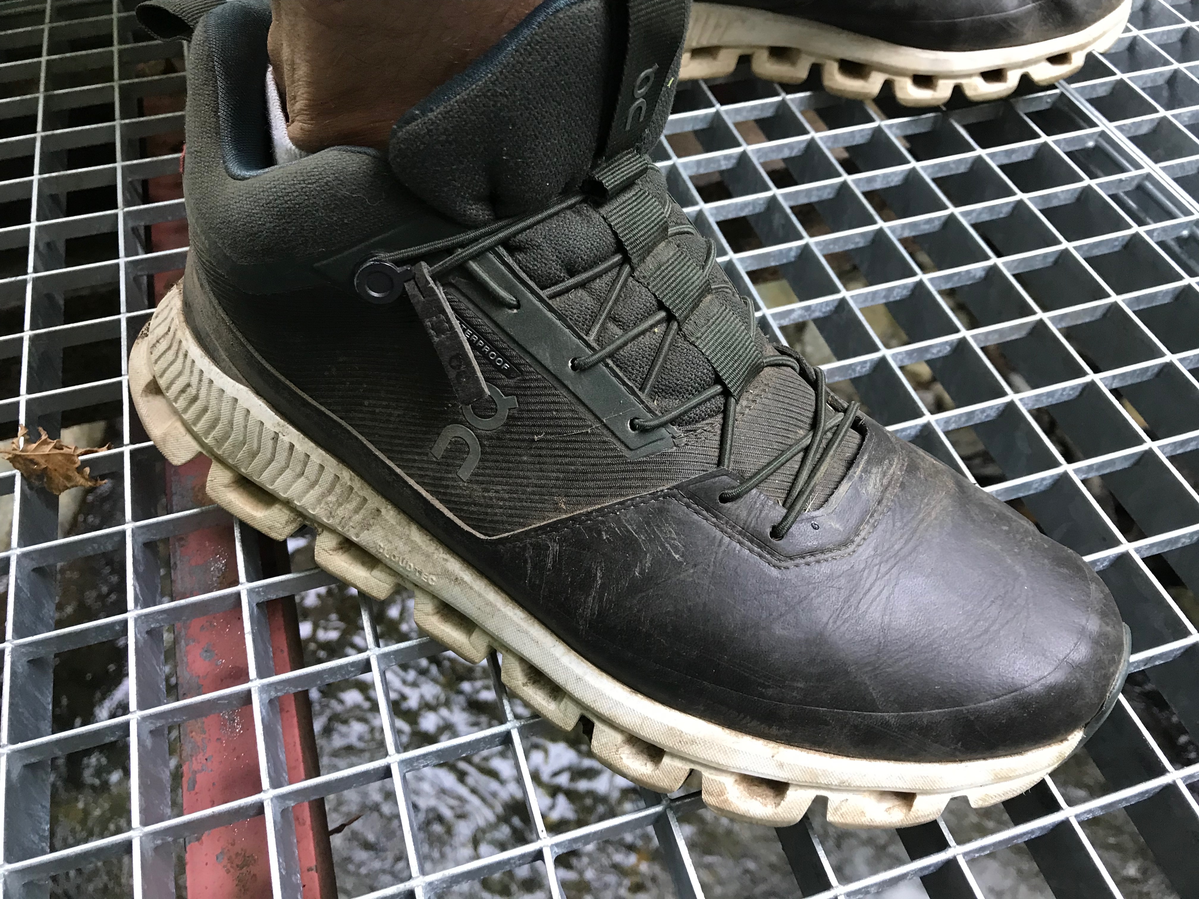 Chaussure de randonnée On Running Cloud Hi un nuage en montagne