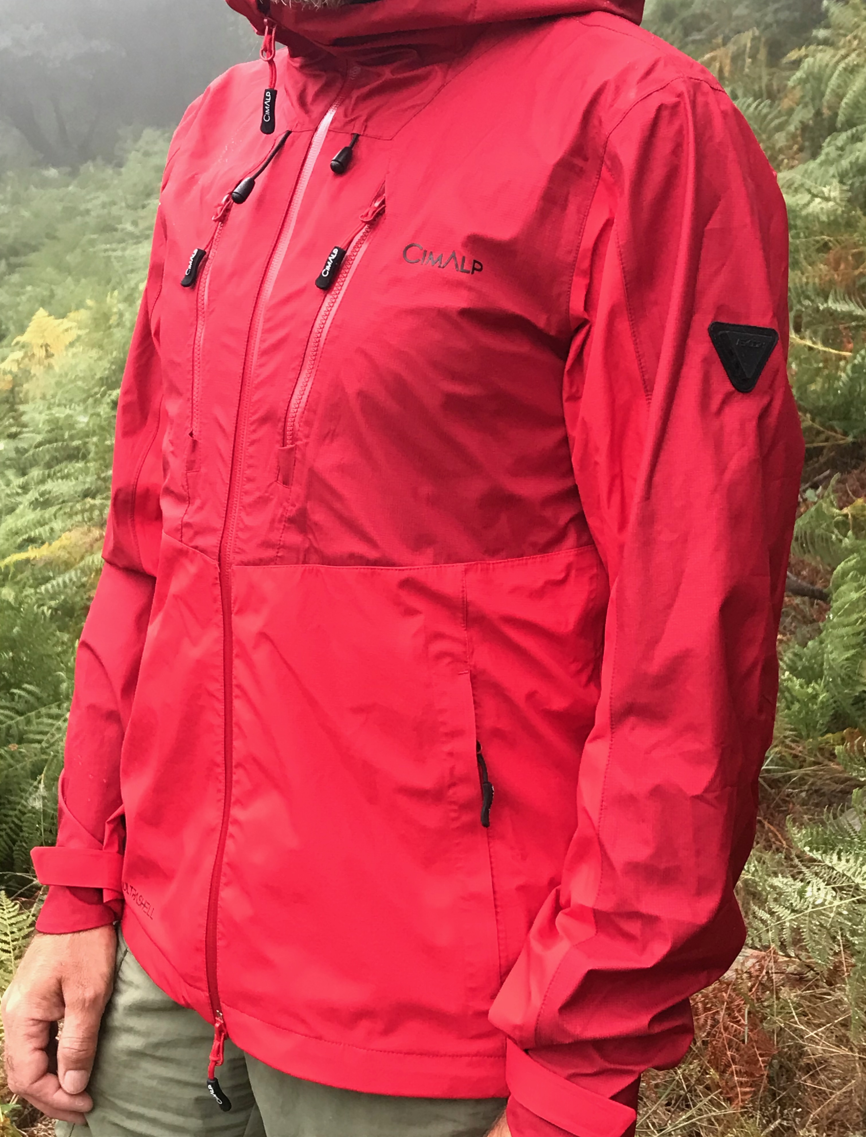 Randonner au sec avec la veste imperméable Cimalp Cosmiques