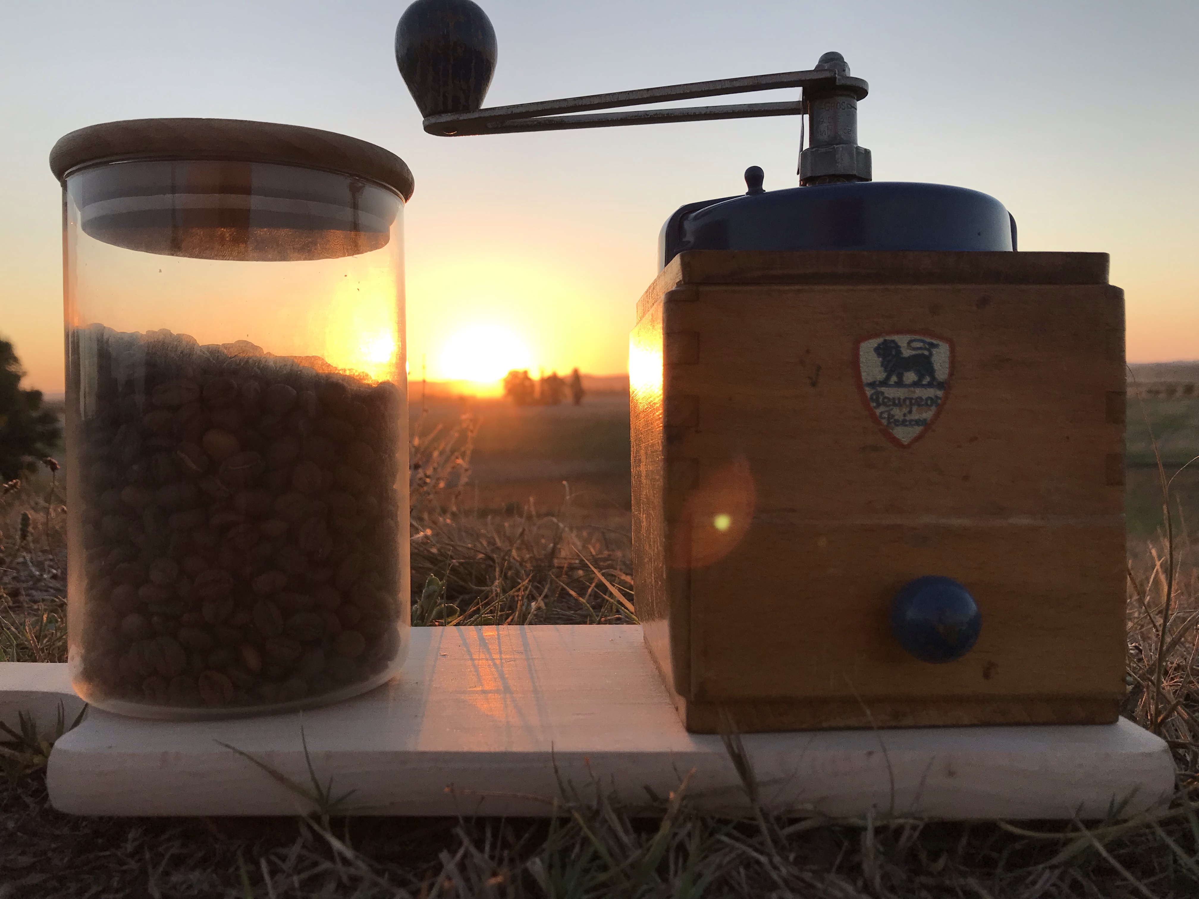 Le moulin à café exhale le café et la sobriété heureuse