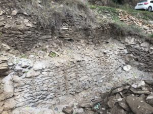 Mur de soutènement trouvé pendant le terrassement