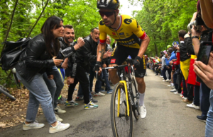 Primoz Roglic attaque et reprend du temps sur Remco Evenepoel