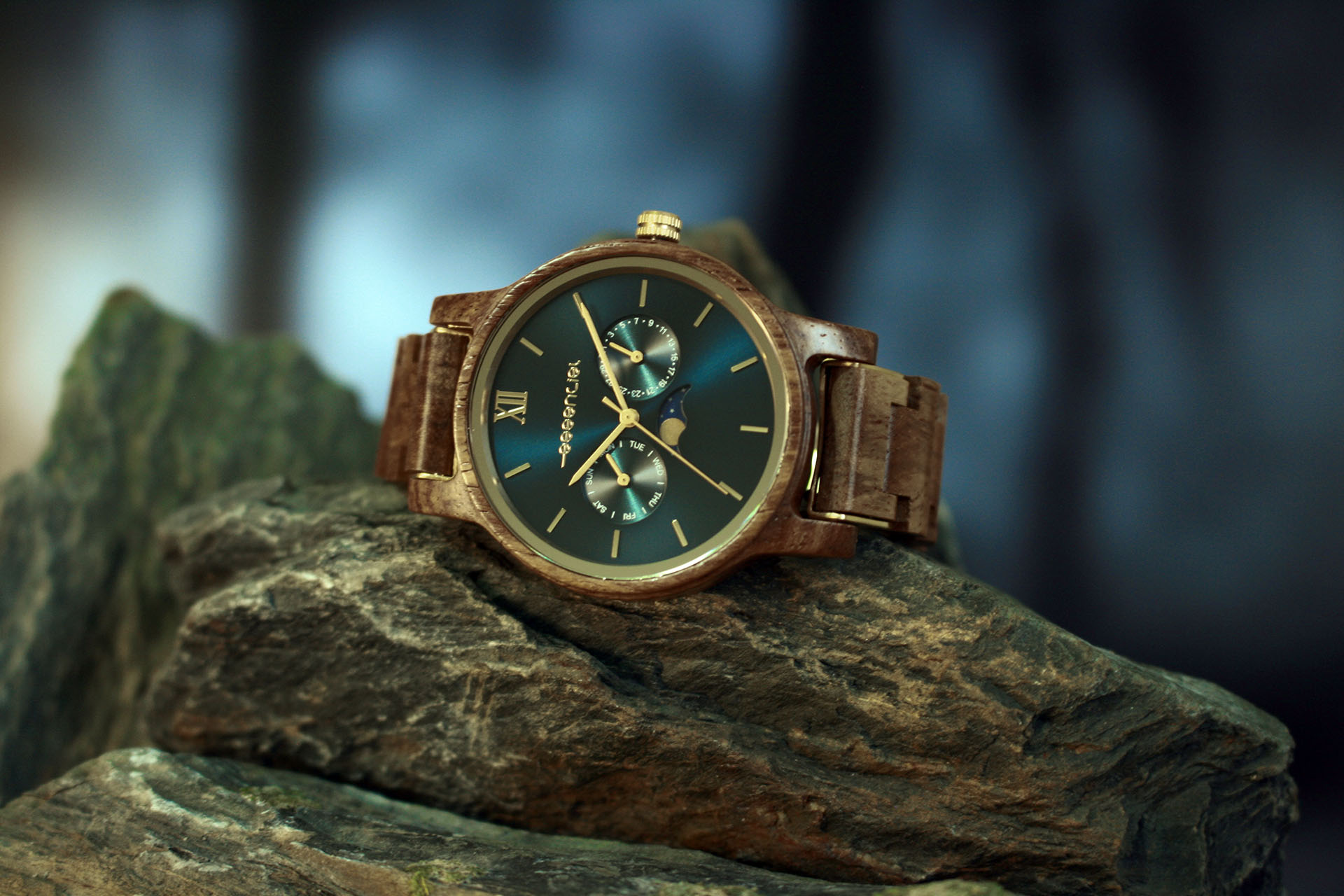 Essenciel la montre en bois écoresponsable au pied du sapin