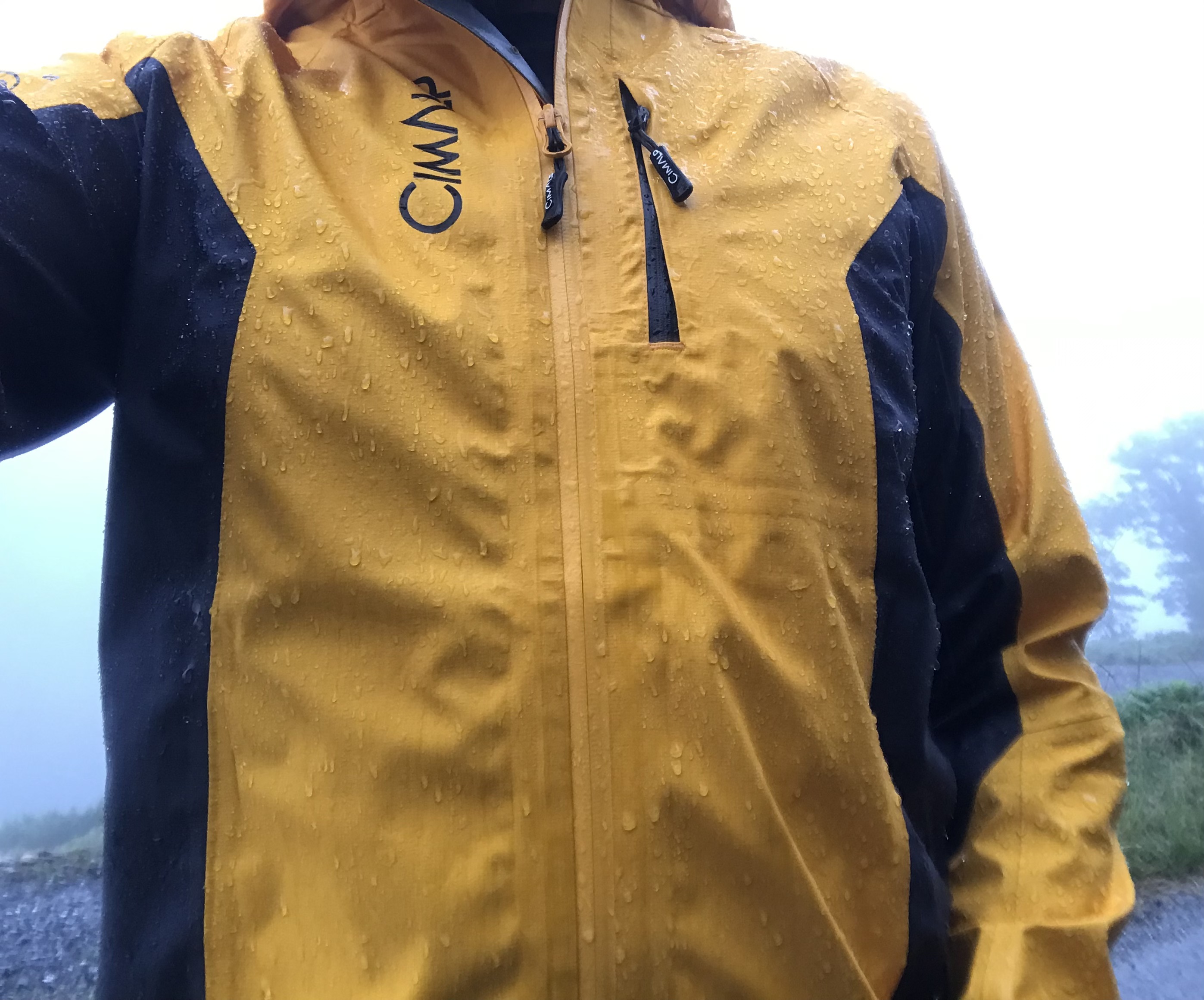 En montagne Cimalp Storm Pro la veste imperméable indispensable