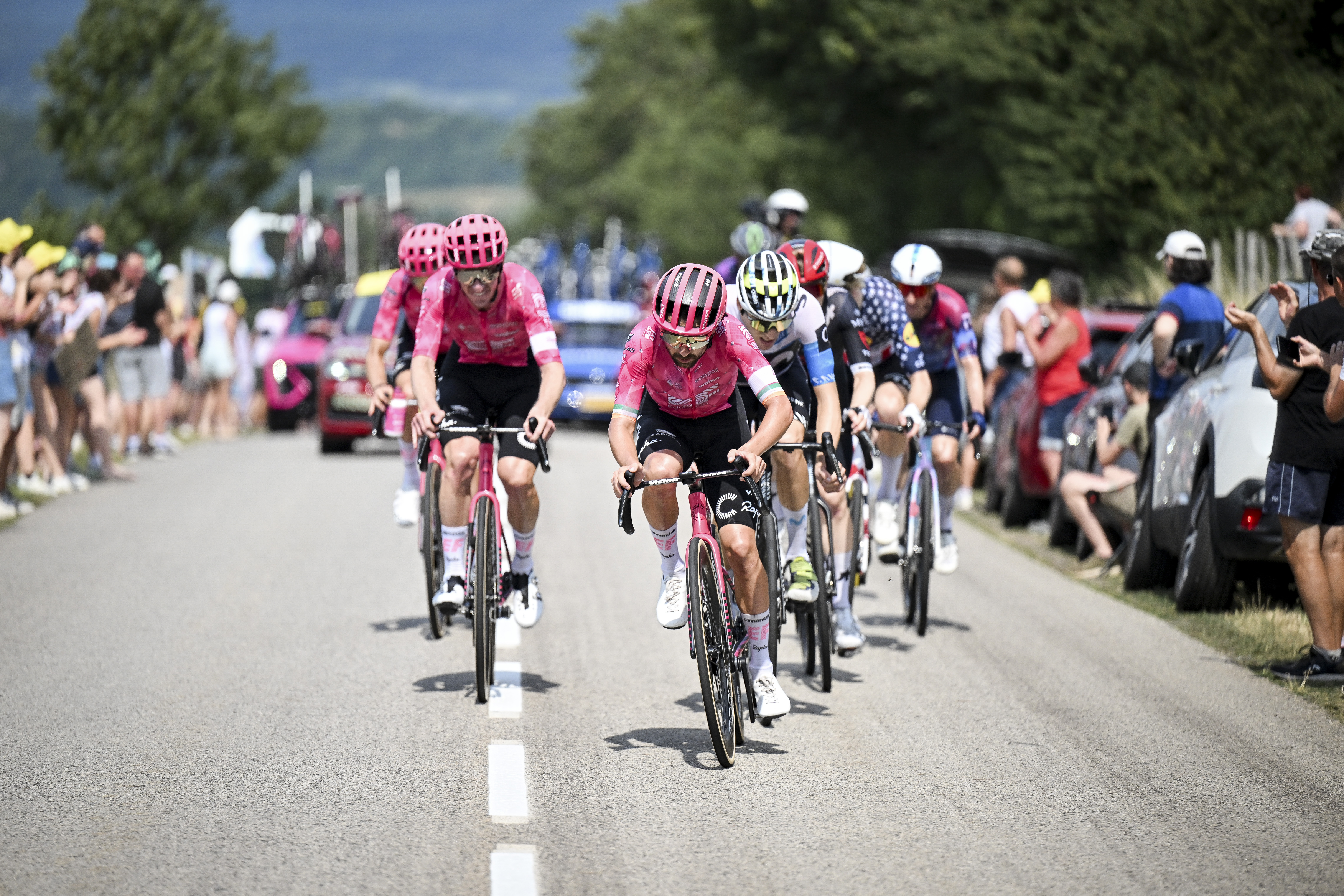Ben Healy enfile le maillot jaune sur le Tour de France 2025