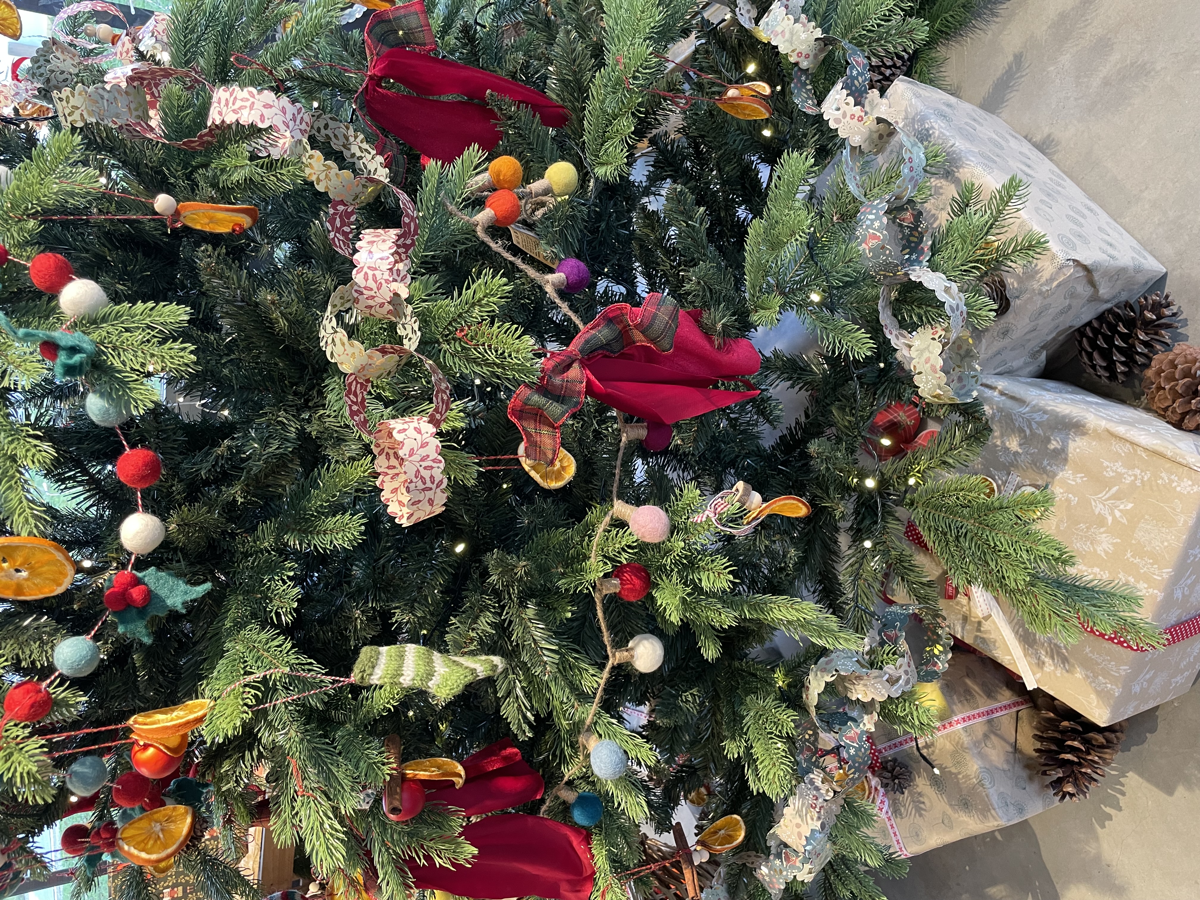 Sapin de Noël : comment le décorer durable et écoresponsable ?