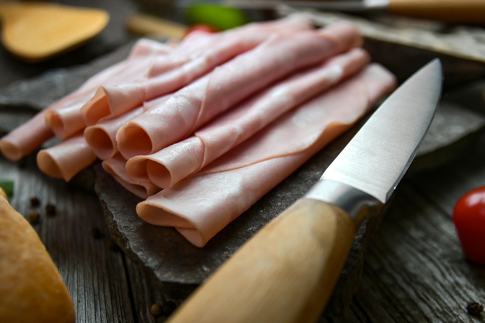 Charcuterie sans nitrite : les recettes tendances entre bouillon de céleri et jambon végétal