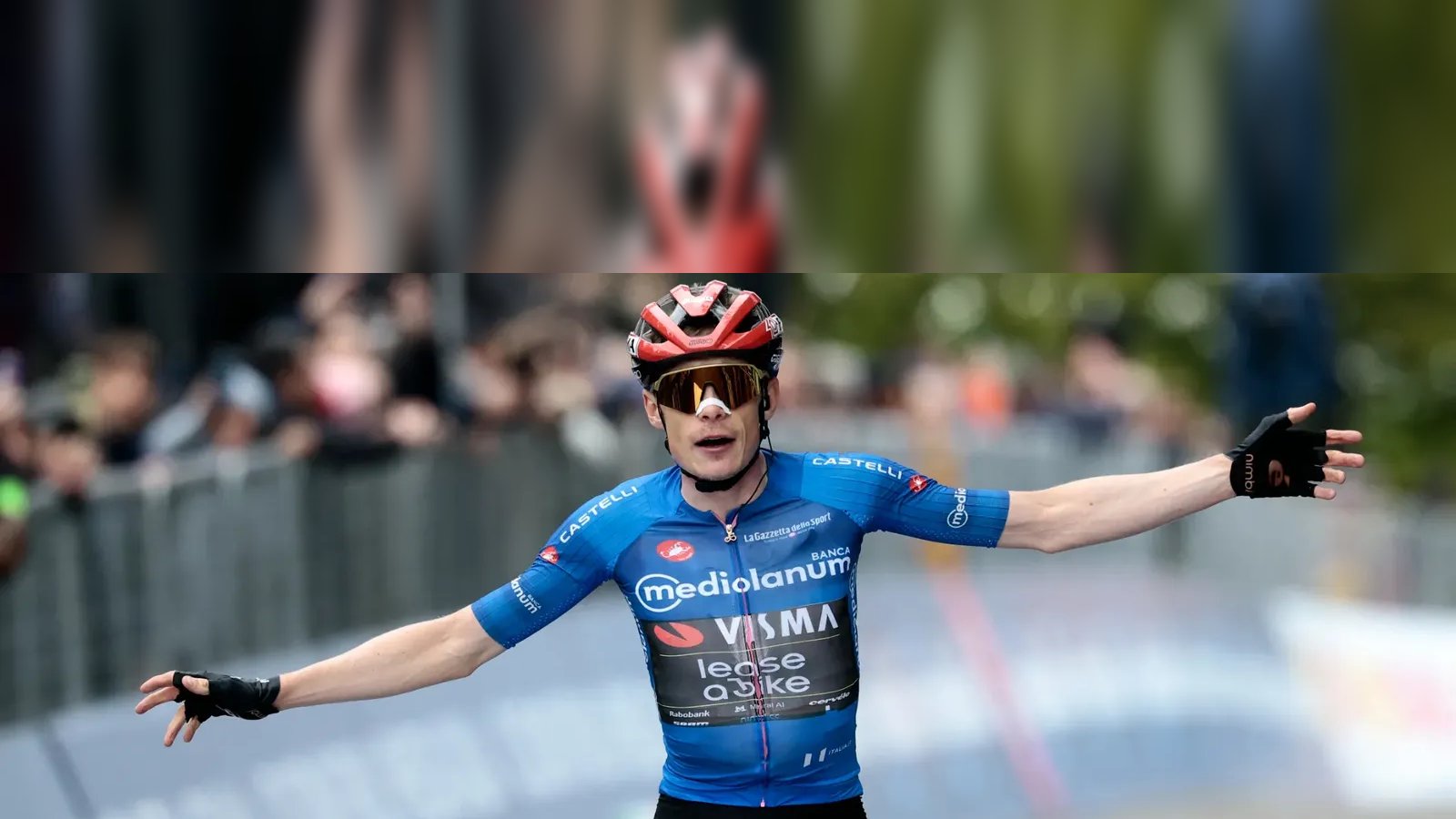 Giro 2026 étape 14 : Jonas Vingegaard s'impose à Pila et prend la Maglia Rosa