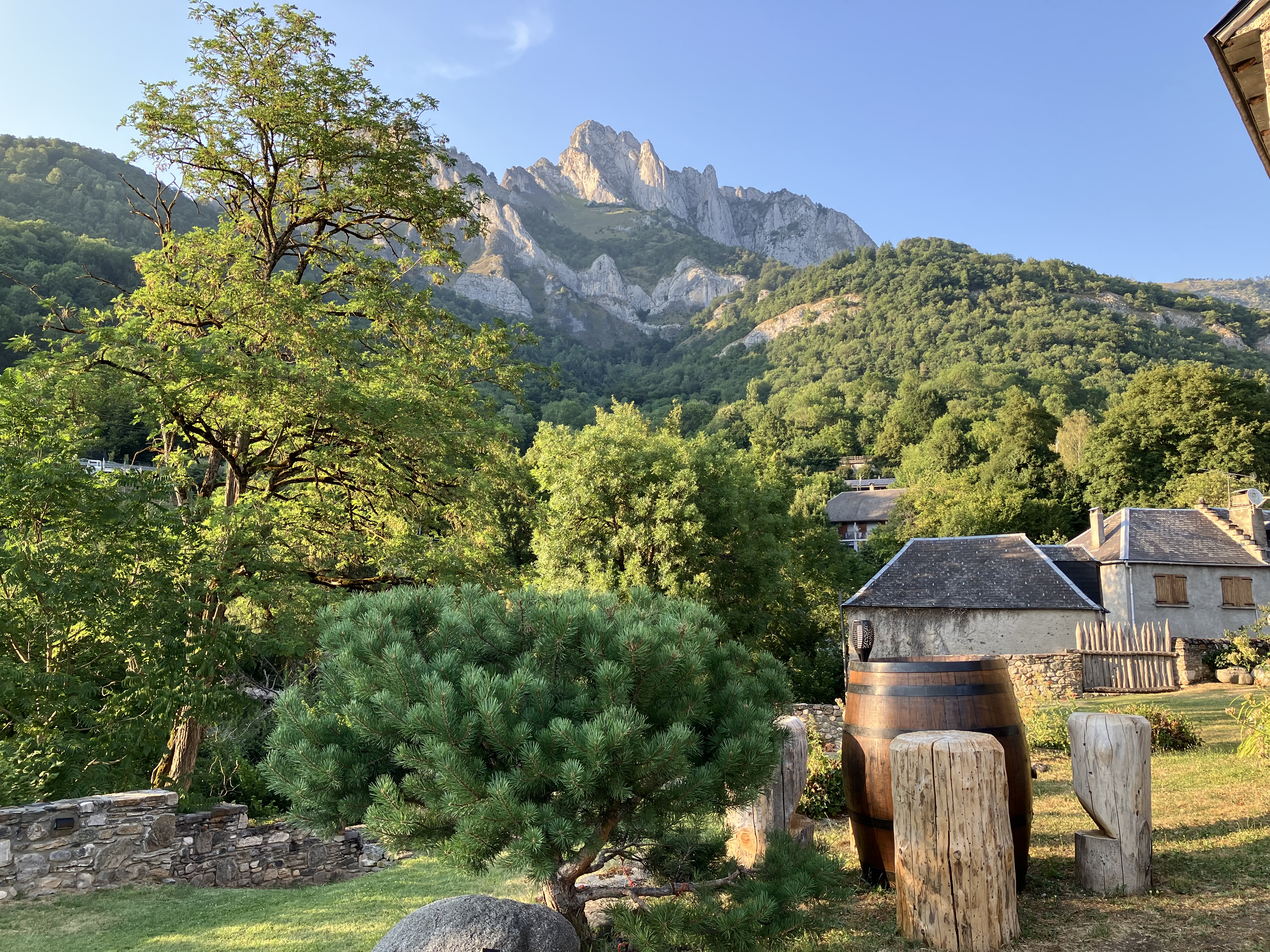 Le Pic du Gar en toile de fond du site de La Taverne à Bezins-Garraux.