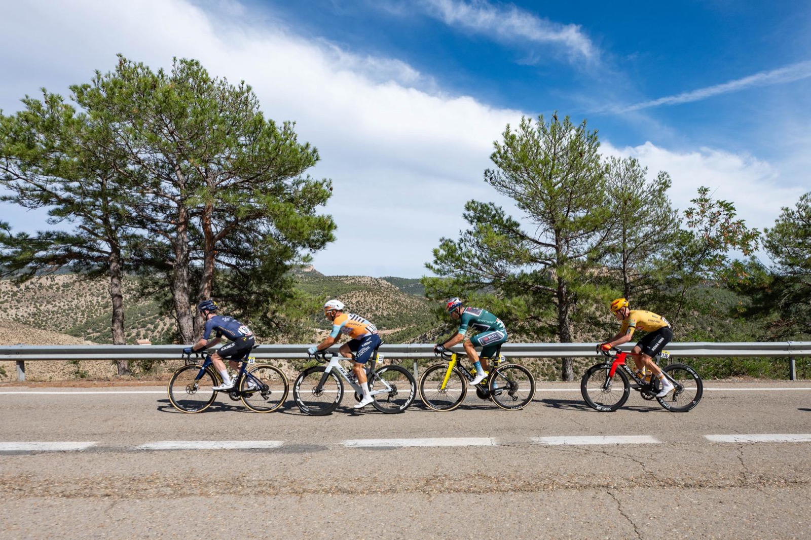 Vuelta 2026 : Enric Mas s'impose à l'Alto de Aitana et conforte sa Roja