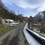 Parking à l'entrée du village de Melles