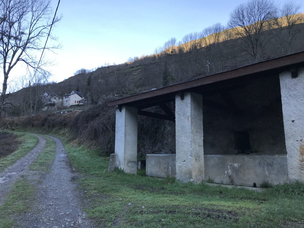 Lavoir Melles vers le mémorial de l'ours