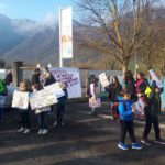 Mobilisation des enfants devant l'école de Saint-Béat