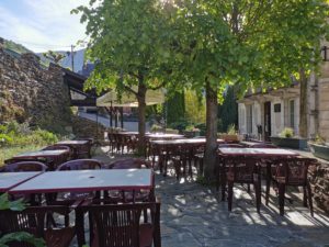 Terrasse Le crabère sous le soleil à Melles