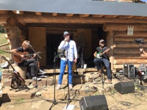 Sylvain Cazalbou à la cabane pastorale d'Aouéran