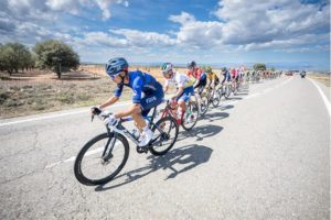 Lenny Martinez roule pour le maillot rouge de leader